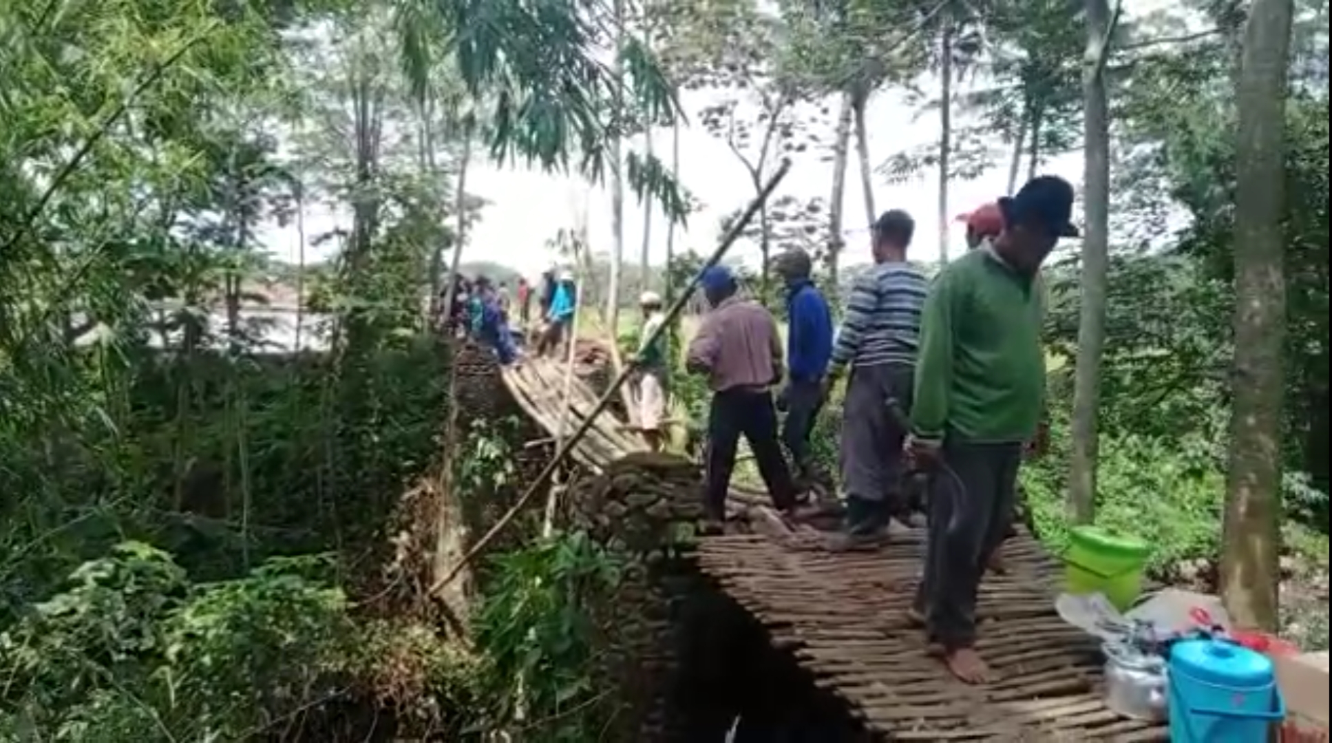 Warga Curungrejo Bangun Jembatan dari Bambu Untuk Akses Pertanian
