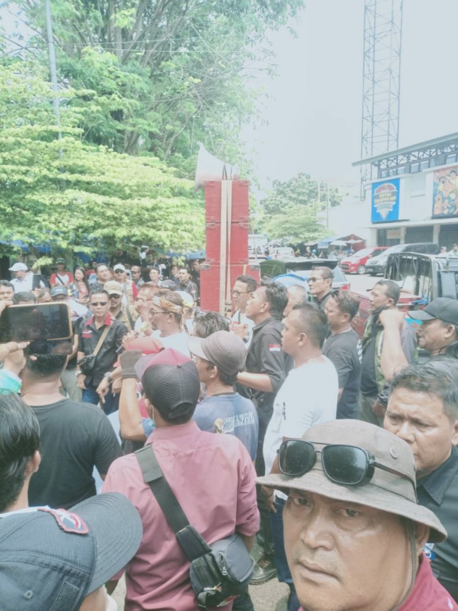 Buntut Penganiayaan Pada Wartawan Ratusan Jurnalis Demo Depan Pemkab Karawang