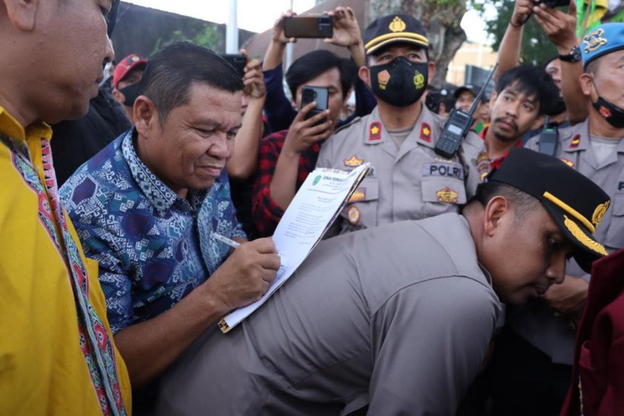 Aksi Simpatik Kapolres Tapsel yang Relakan Punggungnya Dijadikan Landasan Tandatangan di Tengah Pendemo