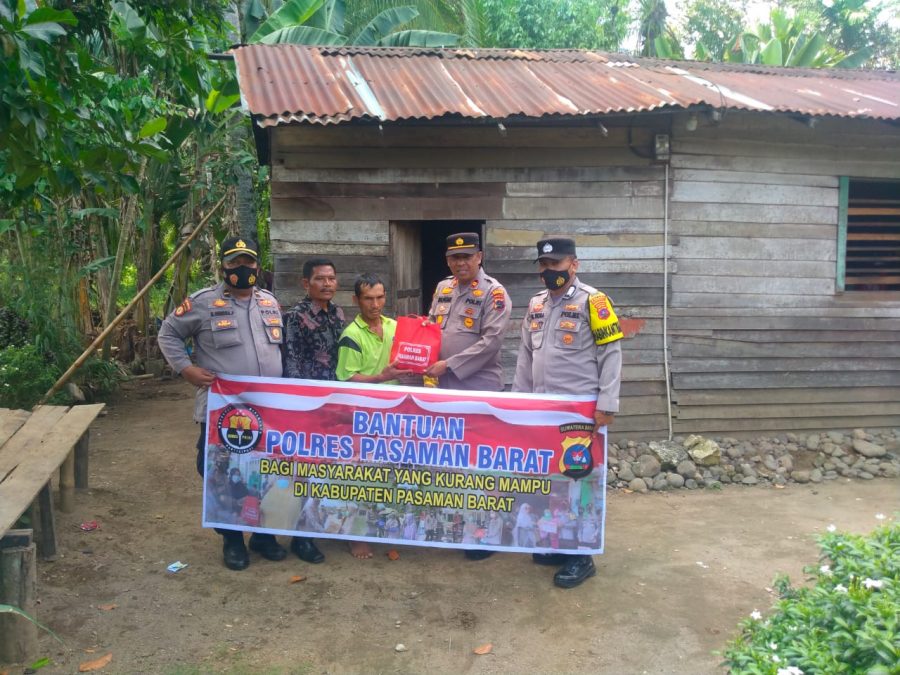 Harga bbm naik polres pasamanbarat bagikan 70 paket bansos ke masyarakat yg kurang mampu.