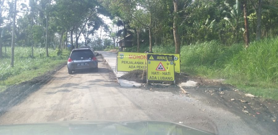Jalan Raya Desa Sumberrejo Pagak Telah di Bangun Cor Rabat Beton Oleh DPBM