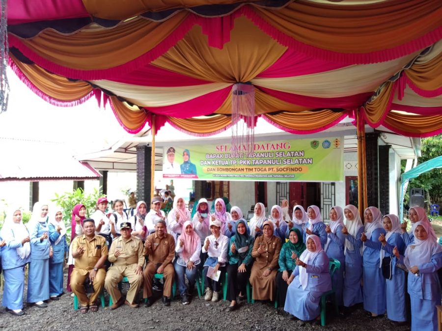 Tim PT Socfindo Conservation Tanam Perdana Bibit TOGA Bersama Ketua TP PKK Tapsel