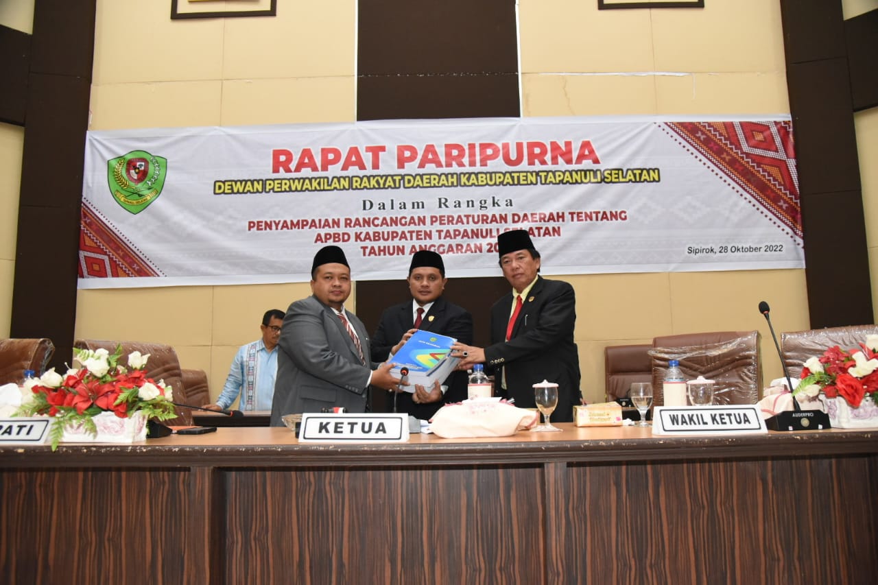 Bupati Dolly Sampaikan Pengantar Nota Keuangan R-APBD Tapsel TA 2023 ke DPRD