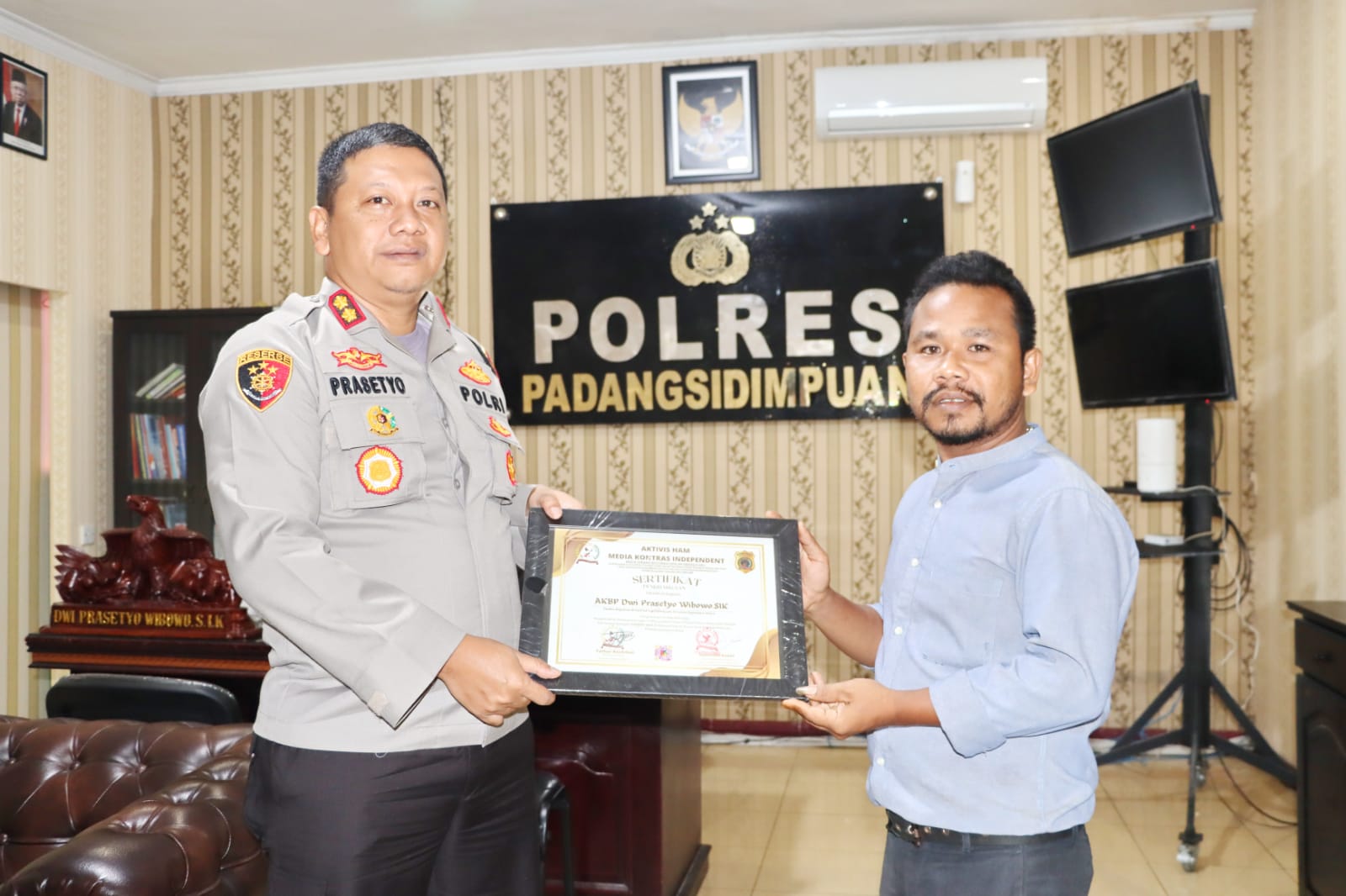 Kapolres Padangsidimpuan Raih Penghargaan Dari Aktivis HAM Kontras Independent