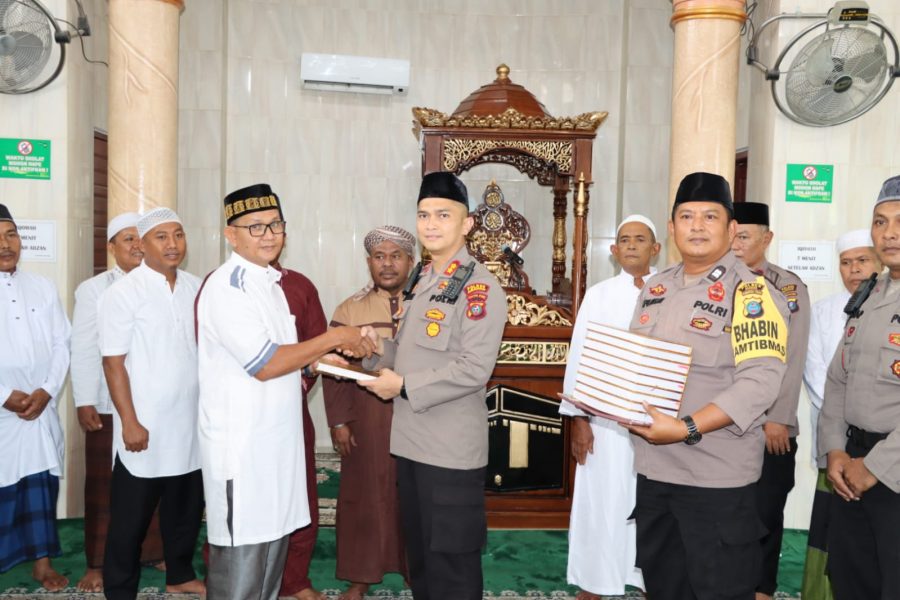 Kapolres Asahan Menyerahkan Infak 10 AL-QUR’AN, di Jumat Curhat