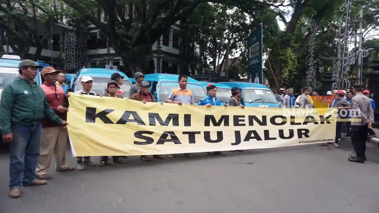 Para supir angkot gelar demo tolak jalan satu arah di Depan Kantor BalaiKota Malang