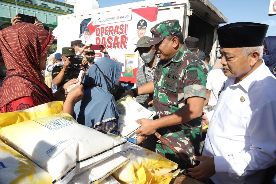 Dandim 0818 Dampingi Bupati Malang Dalam Oprasi Pasar Murah