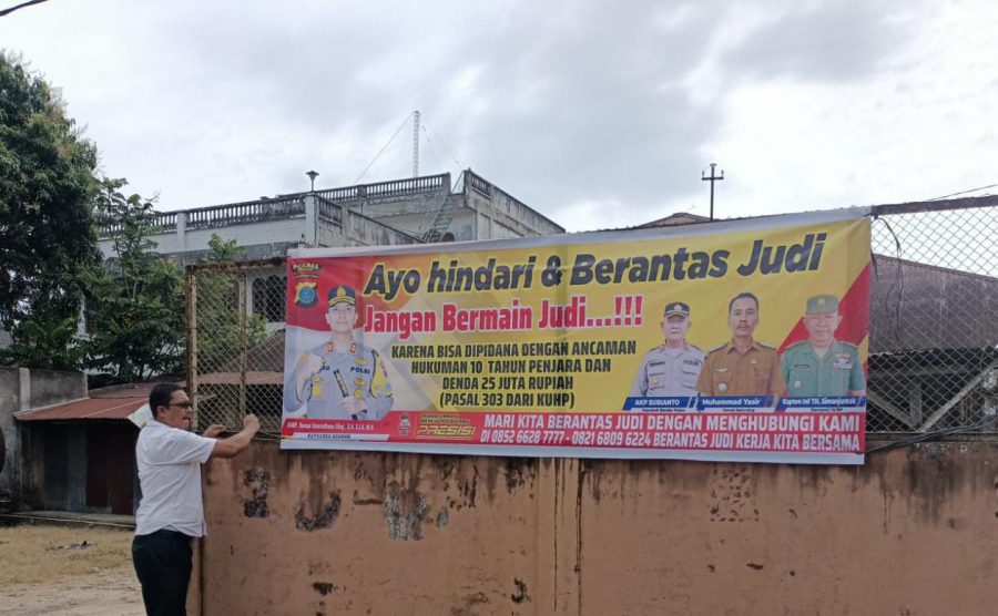 Polsek Bandar Pulau Gencar Pemasangan Spanduk Larangan Berjudi