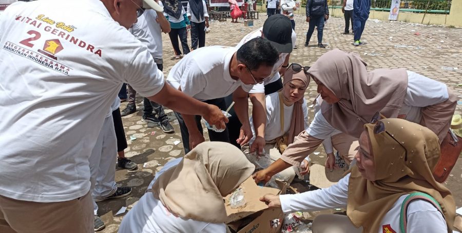 Usai Acara Hut Gerindra Yang Ke-15 di Kota Padang Sidempuan Ketua DPD, Ketua DPC & Kader Gerindra Kompak Bersihkan Sampah