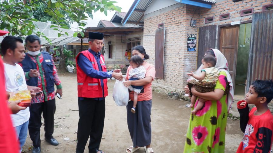 Ketua Palang Merah Indonesia Kabupaten Pasaman Barat Risnawanto Berikan Bantuan