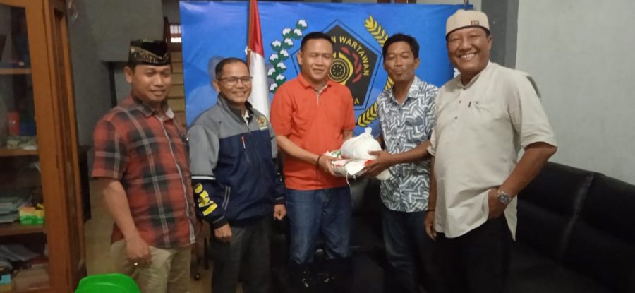 Koko Siagian Antar Paket Sembako Dari Fraksi PDIP Sihar Sitorus ke PWI Tabagsel