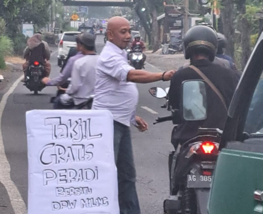 Pengurus DPW Peradi Bersatu Malang Jawa Timur Bagikan Ribuan Paket Takjil Di Ramadhan