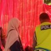 Polisi ini Bantu Seorang Warga Di Wisata Aek Sijorni, Karena Hal Ini!