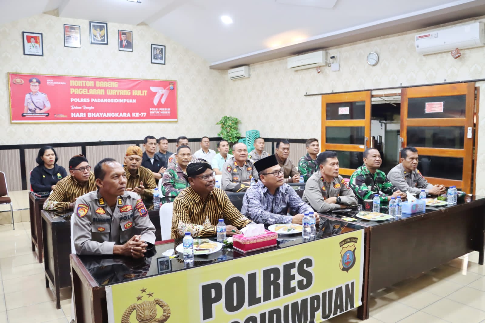 Bersama Masyarakat, Polres Padangsidimpuan Gelar Nonton Bareng Wayang Kulit Berlakon ‘Wahyu Cakraningrat’