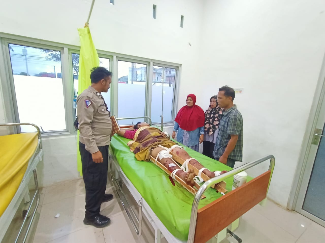 Satlantas Polres Padangsidimpuan beraksi, Tabrakan Pickup VS tronton tiga korban di larikan kerumah sakit