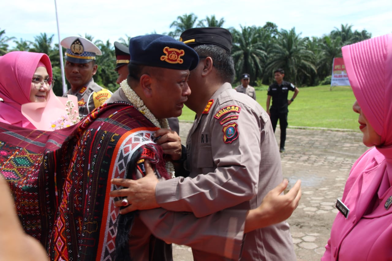 Isak Tangis AKBP. Indra Yanitra Irawan Tak Terbendung Saat Prosesi Pisah Sambut Meninggalkan Mapolres Palas!