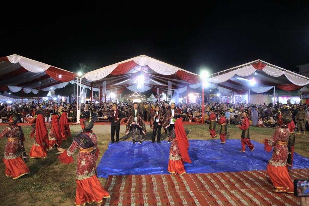 Bupati Dan Wakil Bupati Asahan Menari Bersama Ribuan Masyarakat di Etnis Tabagsel