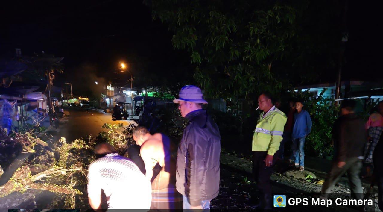 Polres Sidimpuan ,TNI dan BPBD Respon Cepat Atasi tanah Longsor di kelurahan Sitamang Baru