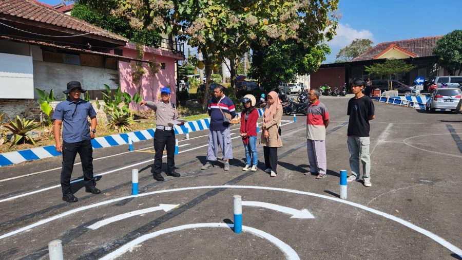 Polres Batu Fasilitasi Latihan Pemohon Uji SIM C