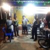Bhabinkamtibmas Bagikan kentungan Bambu dan gelar Ronda malam Bersama di jalan Kartini