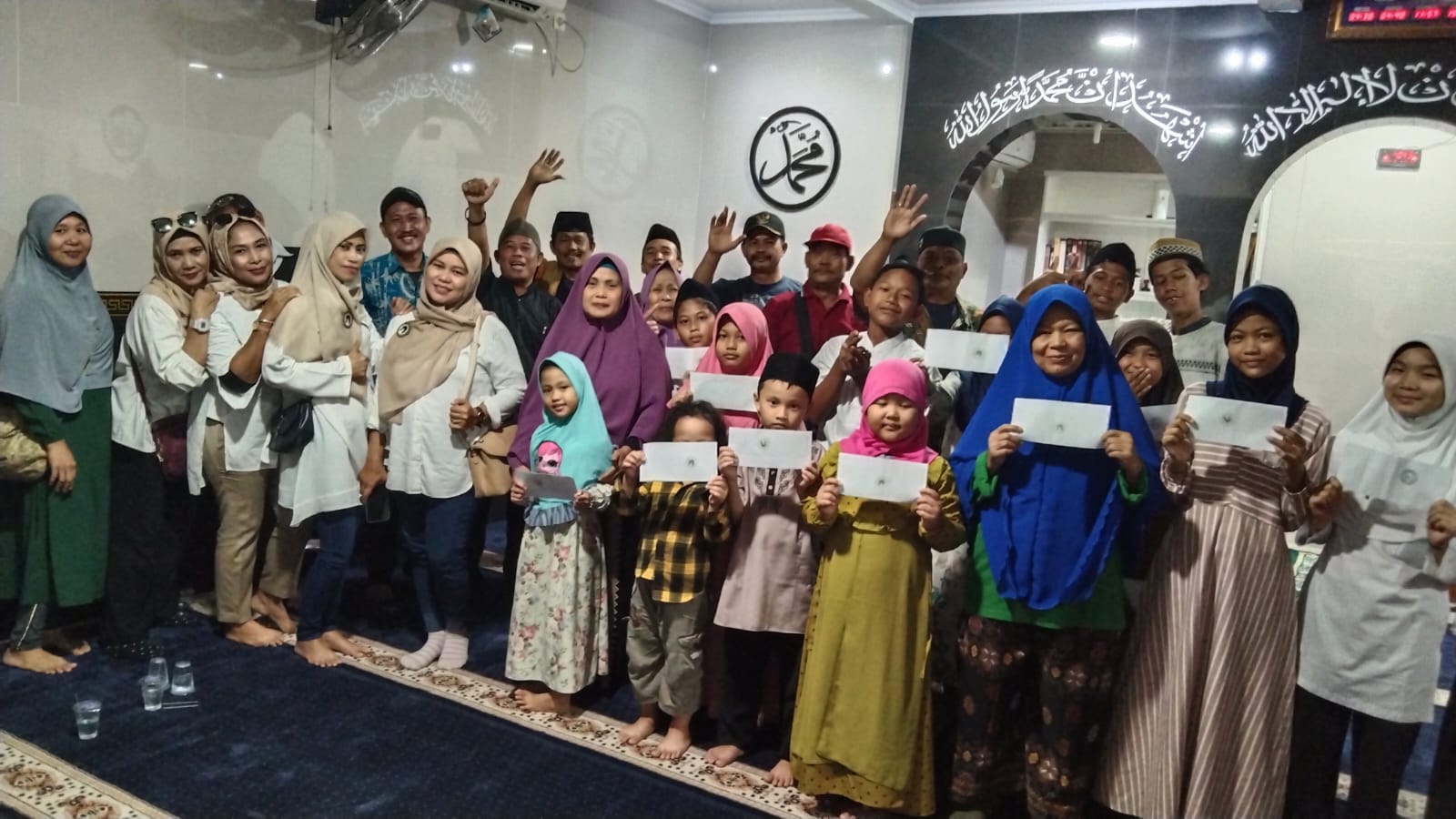 Jum’at Berkah, Paguyuban Zabreak 88 Bersatu Berikan Santunan Kepada Anak Yatim Piatu di Musholla Al-Wahidin Jalan Anggaran Karang Tengah