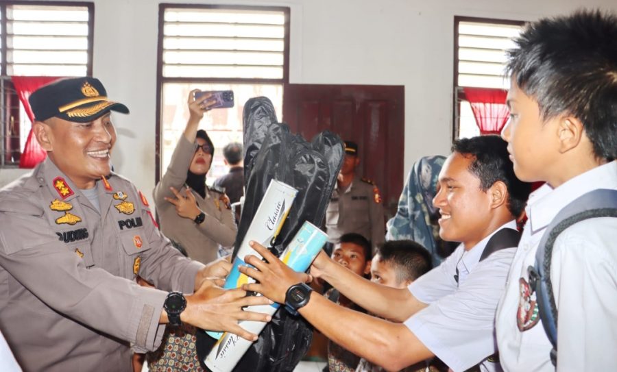 Memperingati HAN 2023, Kapolres Sidimpuan Bagikan Alat olahraga untuk Anak-anak SLB di Hutaimbaru.