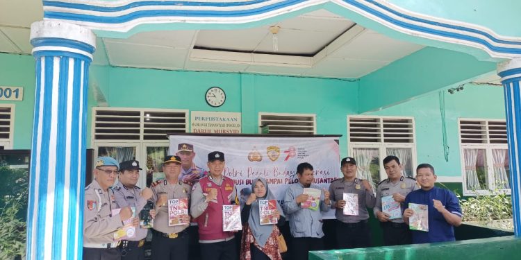 Peduli Literasi, Kapolsek SD Hole Sumbang Buku ke Pesantren Darul Mursyid