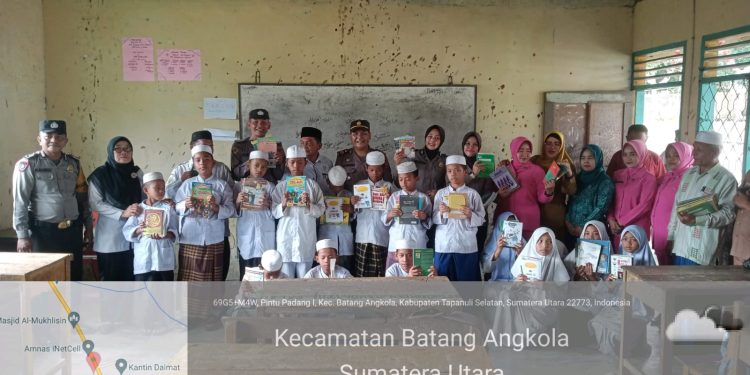Polres Tapsel Sumbang Ratusan Buku ke Pesantren Raudlatul Falah