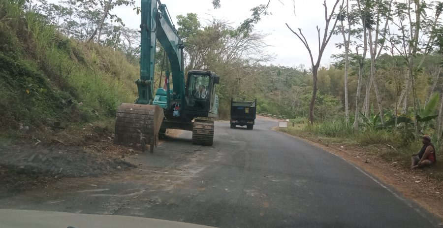DPUBM Kab. Malang Lakukan Pelebaran Jalan Raya Sumber Pucung