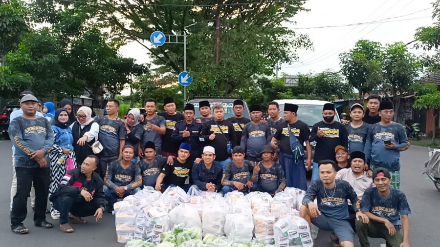 Komunitas ARPASIGA Bagi-bagi Ratusan Takjil di Jalan Kembar Bumi ayu Kota Malang