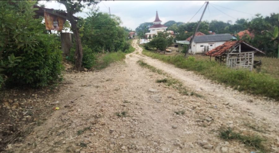 Warga Mengeluh Jalan Puluhan Tahun tak Pernah Tersentuh Bangunan
