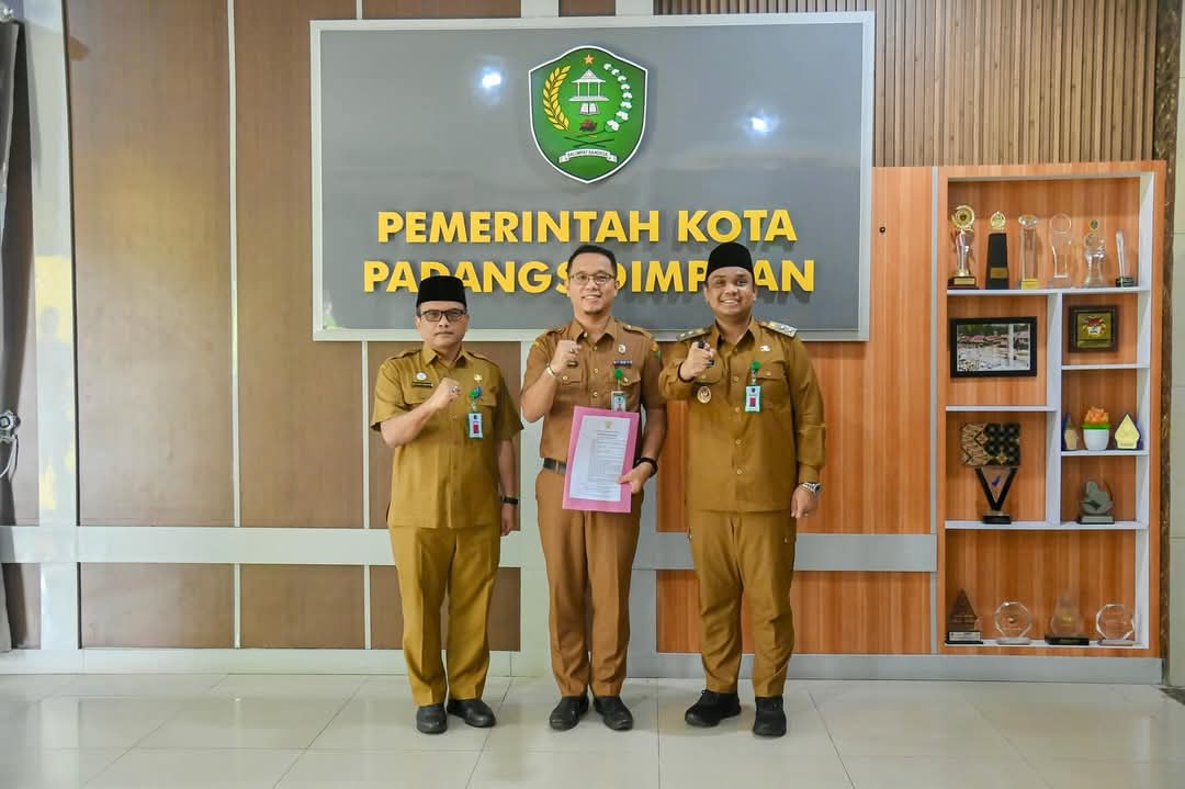 Wali Kota Padangsidimpuan Beri Amanah Kepada Roni Gunawan Rambe Sebagai Plt Sekretaris Daerah