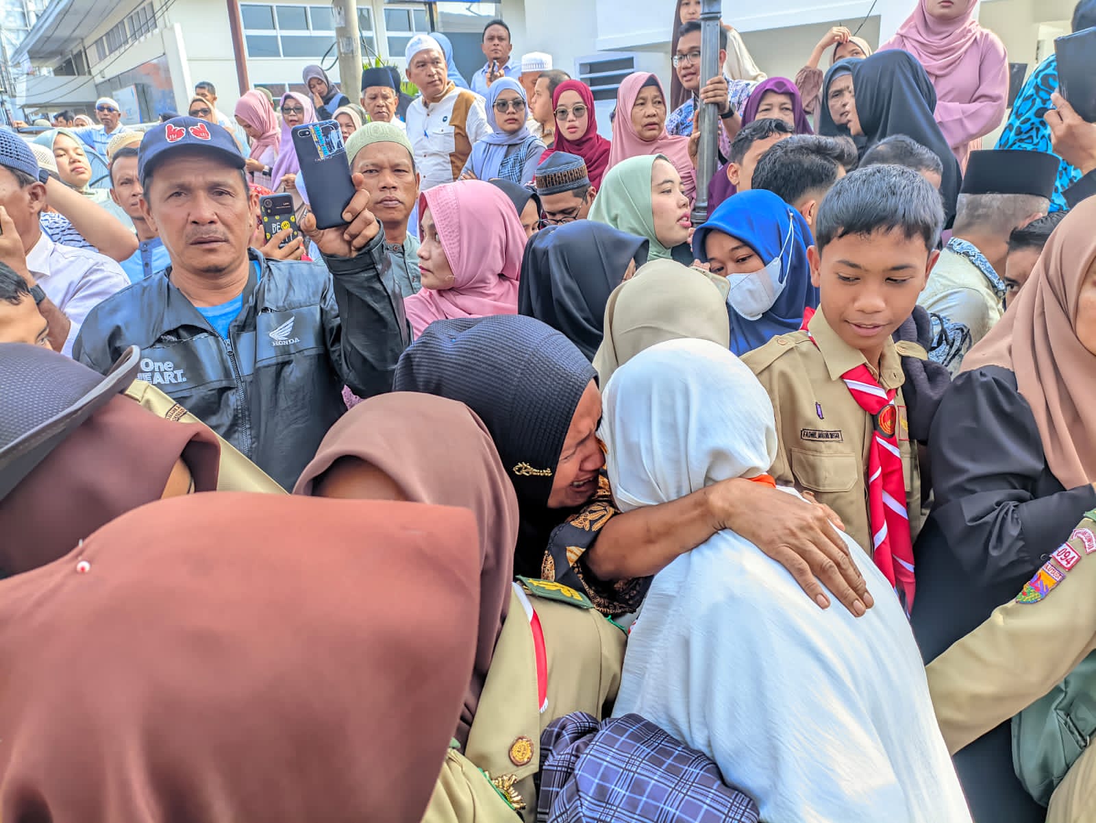 Tangisan dan Air Mata Sambut Kepulangan Jemaah Haji Asal Padangsidimpuan!
