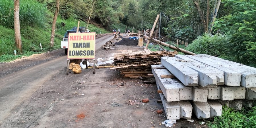 Bina Marga Kab Malang Bangun Jalan Longsor di Bandar Angin Pagak