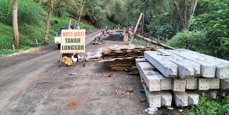 Bina Marga Kab Malang Bangun Jalan Longsor di Bandar Angin Pagak