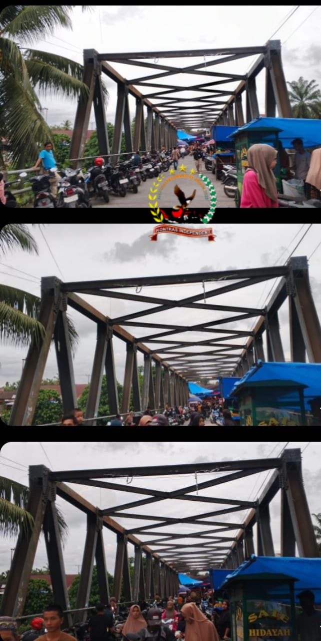 Parkir Kendaraan Yang Sembarangan Di Sepanjang Jalan Di Pasar Padang Gantiang Membuat Arus Kendaraan Terganggu