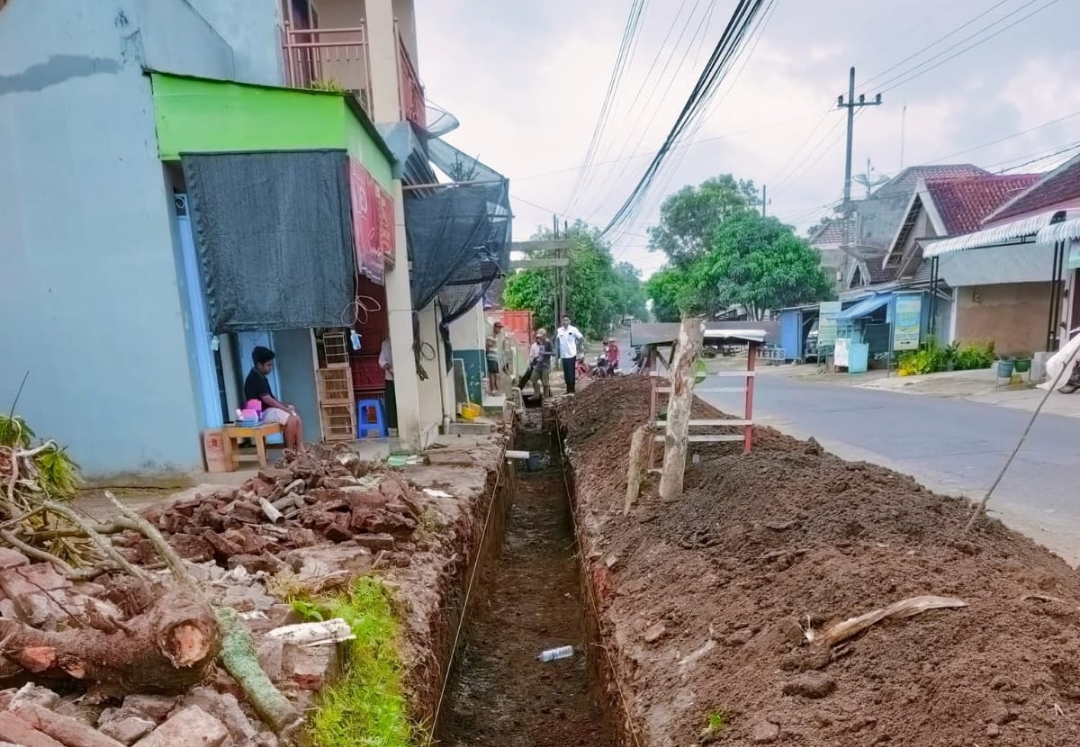 Jalan Raya Krajan Kalipare Mulai di Bangun Saluran Air Guna Antisipasi Banjir