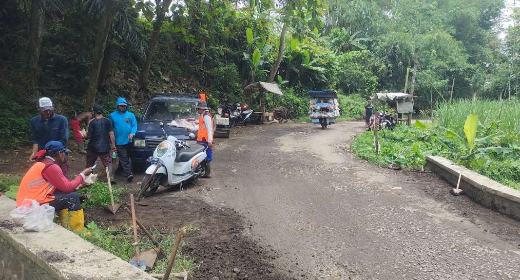 Akhiranya Jalan Balong Yang Rusak Parah Saat Ini Diperbaiki Oleh Dinas Bina Marga