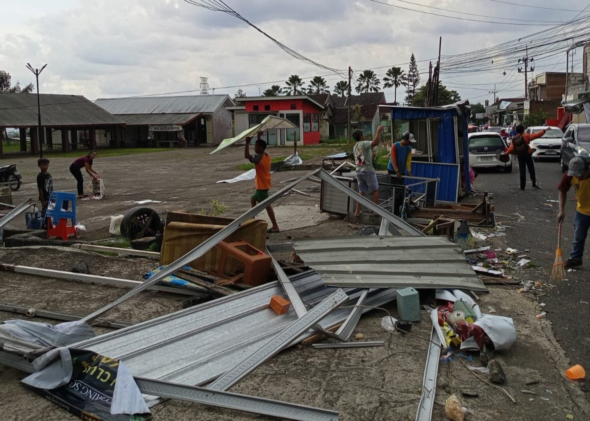 Puting Beliung Terjang Desa Sumbersekar Malang, 80 Rumah Rusak