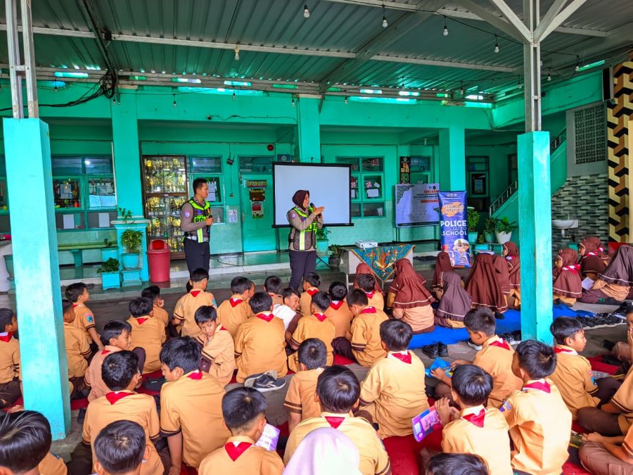 Satlantas Polres Lumajang Edukasi Safety Riding kepada Siswa SD Al Ikhlas
