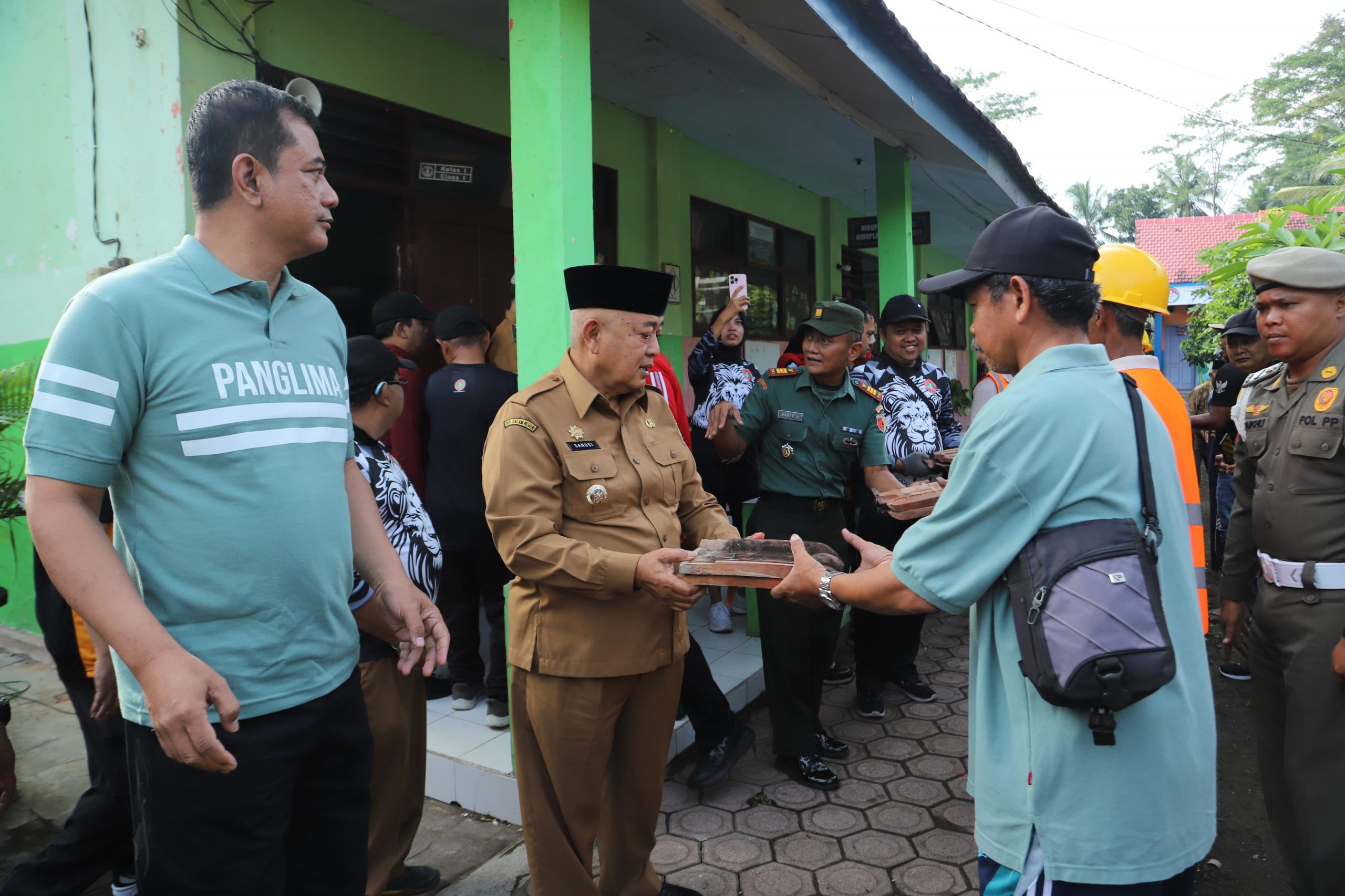 SDN 4 Sukowilangun Ambruk Bupati Malang Bersama Forkopimda Gelar Kerja Bakti