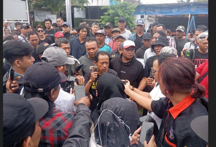 Masyarakat Sumber Pucung Demo Mintak Portal Lahor Dibuka dan Di Gratiskan