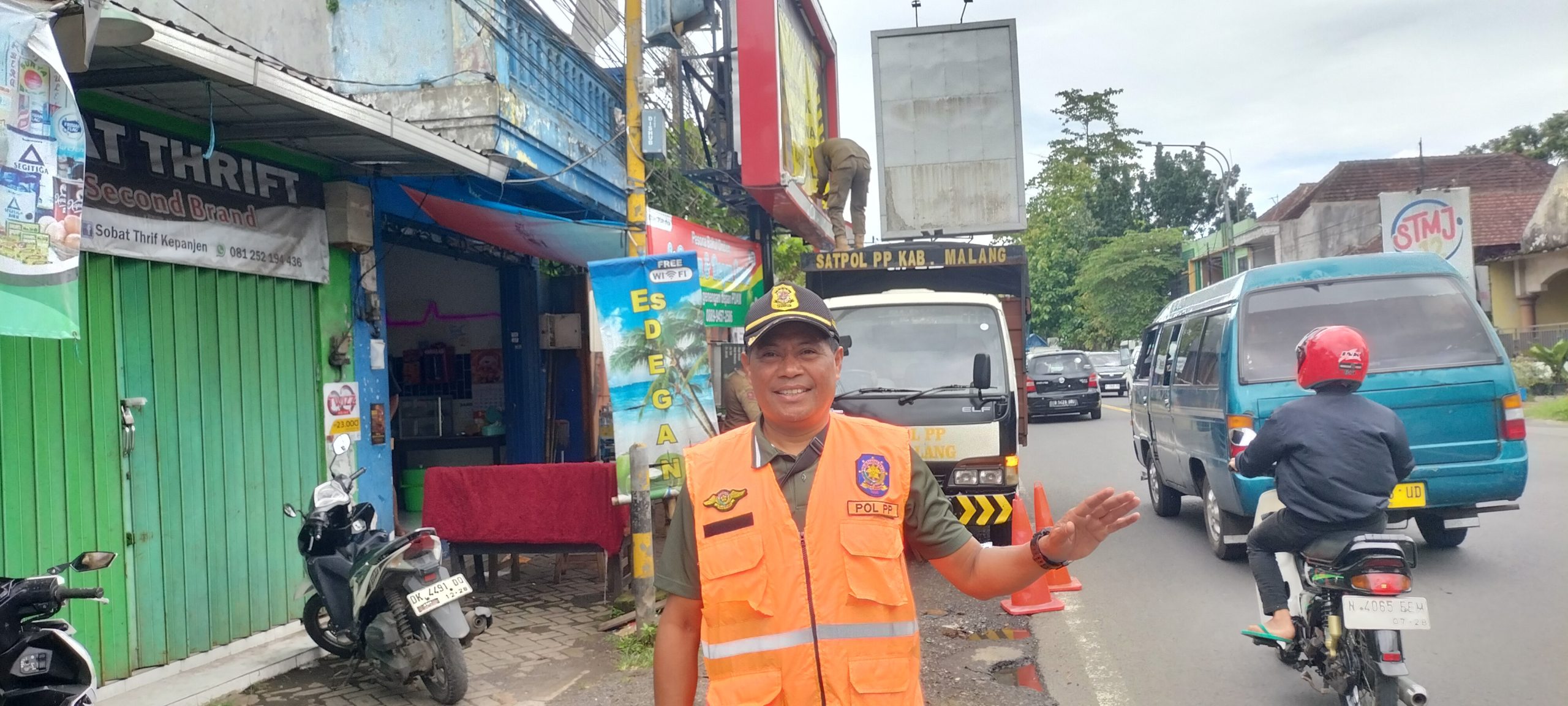 Pol PP Kab Malang Lakukan Tindakan Reklame Yang Diduga Langgar Aturan