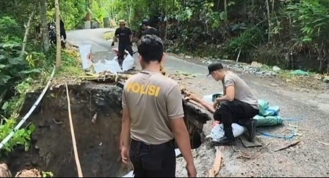 Polres Lumajang dan Warga Pasang Ratusan Bronjong di Jalan Utama Pronojiwo -Tempursari
