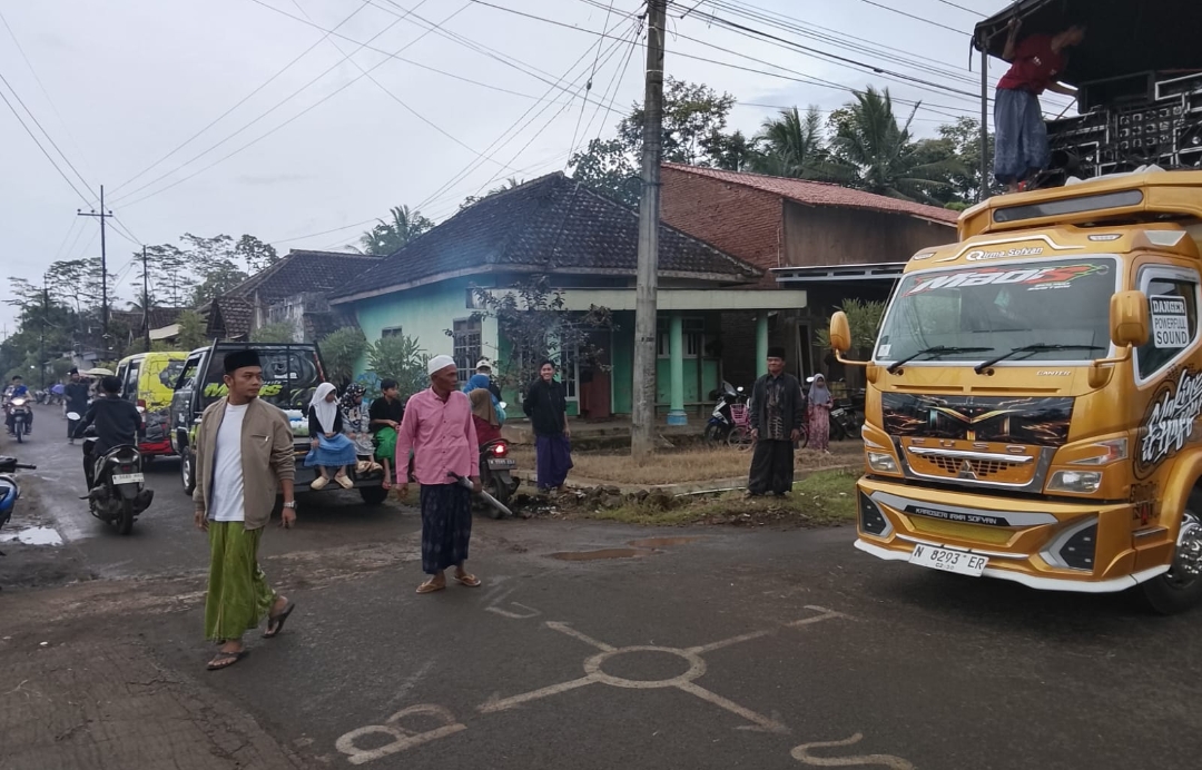 Owner CV HELOS Bersama Karyawan Bagikan 1000 Takjil Pada Warga