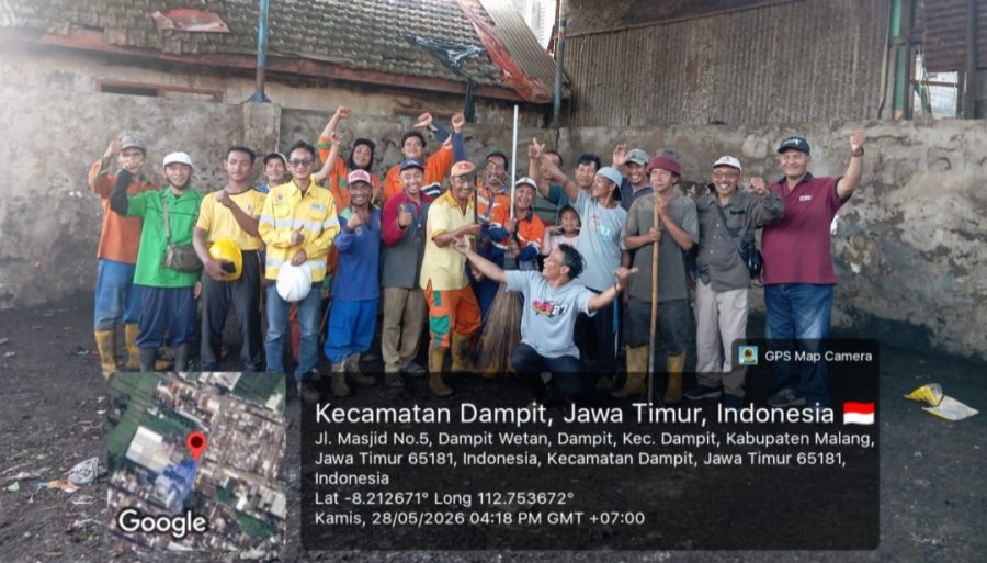 Lurah Dampit Gerak Cepat Tanggani Sampah Yang Menumpuk Di Kota Dampit, Bersama Camat Serta LH Juga Dinas Pasar Dampit ” 21 Dump Truk Sampah Berhasil Terealisasi “.