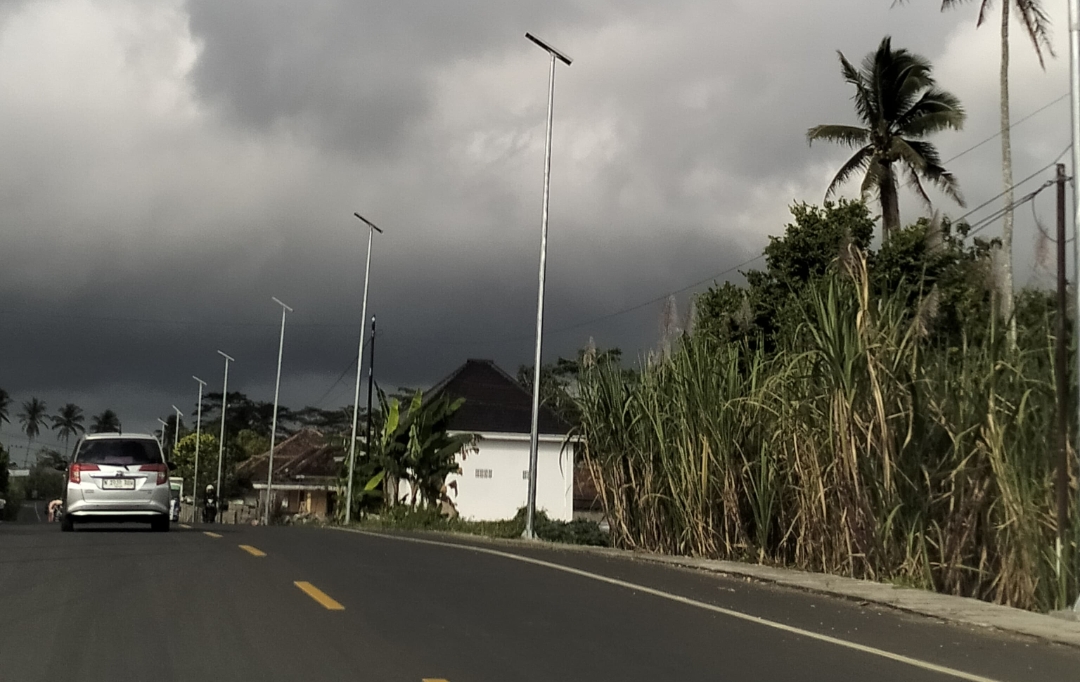 600 Lampu PJU Berjejer Terangi Jalan Menuju Pantai Wisata Bale Kambang