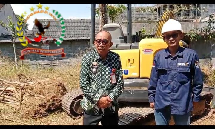Lurah Dampit Pimpin Penataan Lahan Sekeliling Stadion