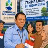 Semarakkan HUT RI ke-81 Perumda Tirta Kanjuruhan Bagikan Bendera Merah Putih Pada Pelanggan