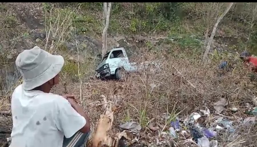 Salah Masuk Gigi Mundur, Mobil Pickap Tergelincir ke Jurang di Jalan Gentheng Dampit